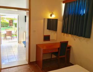 Televízia a/alebo spoločenská miestnosť v ubytovaní Apartments Villa Jadranka Adults only