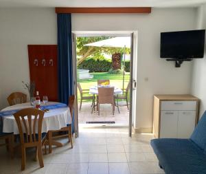 Televízia a/alebo spoločenská miestnosť v ubytovaní Apartments Villa Jadranka Adults only