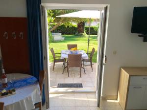 Televízia a/alebo spoločenská miestnosť v ubytovaní Apartments Villa Jadranka Adults only