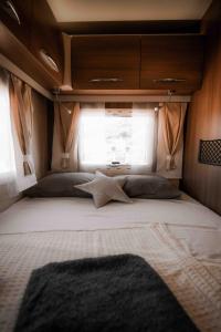 duże łóżko z tyłu przyczepy w obiekcie Camper for 4 persons Istria w Puli