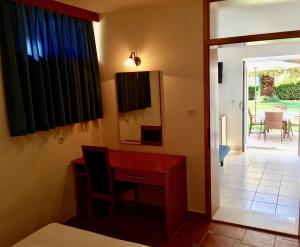 Televízia a/alebo spoločenská miestnosť v ubytovaní Apartments Villa Jadranka Adults only