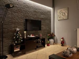 una sala de estar con un árbol de Navidad en una pared de ladrillo en Felicia`s House en Agria