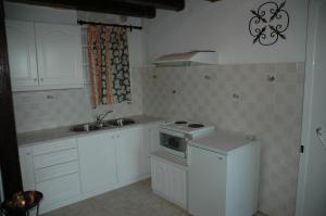 A kitchen or kitchenette at Iron House