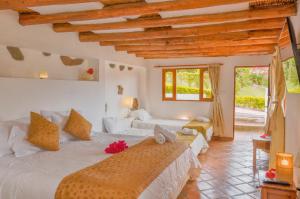 Casa de Campo Hotel & Spa في فيلا دي ليفا: غرفة نوم بسرير كبير في غرفة