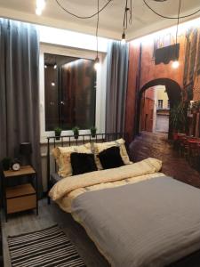 sypialnia z łóżkiem i dużym oknem w obiekcie AGAR HOUSE Reymonta w mieście Łomża