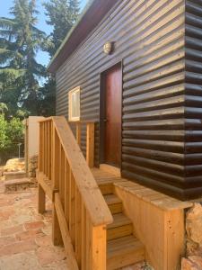 una casa con scala in legno che conduce a una cabina di Iris privet room a Mevasseret Zion