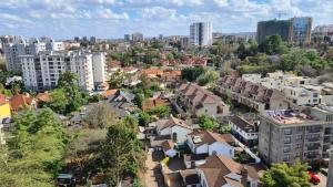 z góry widok na miasto z domami i budynkami w obiekcie Kileleshwa Lavington Shii apartment w mieście Nairobi