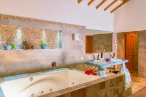 a large bathroom with a tub and two sinks at Casa de Campo Hotel & Spa in Villa de Leyva