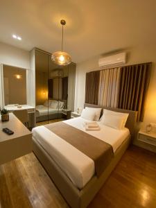 um quarto com uma cama grande e uma casa de banho em Comfort Apartament 21 em Durrës