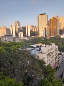 vistas a una ciudad con edificios altos en Apto na Liberdade, próximo da Av. Paulista, en São Paulo