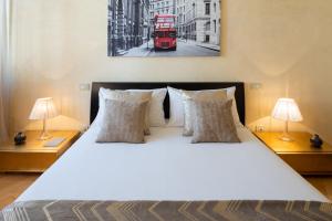 1 dormitorio con 1 cama y un autobús de 2 pisos rojo en Foscolo 25 Apartment, en Pisa