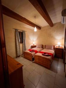 Postel nebo postele na pokoji v ubytování Ta’ Peppi Farmhouse