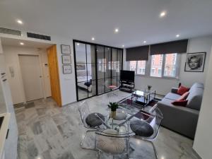 salon z kanapą i stołem w obiekcie Atocha 3 w Maladze
