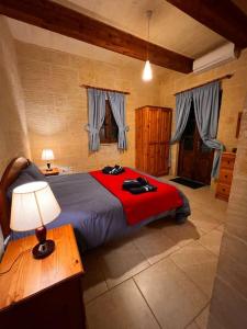 Postel nebo postele na pokoji v ubytování Ta’ Peppi Farmhouse + 36 fotografií