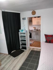 ein Schlafzimmer mit einem Bett und einem schwarzen Vorhang in der Unterkunft Ferienwohnung TAL-ECK in Bad Teinach-Zavelstein