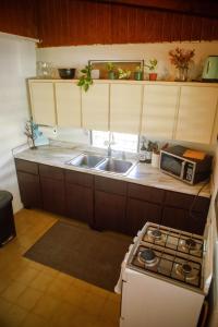 uma pequena cozinha com um lavatório e um fogão em John & Marina’s Place em Salinas