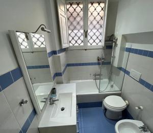 A bathroom at URBE - Delizioso appartamento Quartiere Coppedè Még 33 kép