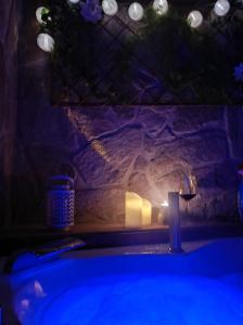una vela sobre una bañera en La Casa de la Lobita, en Benaocaz