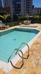 una gran piscina de agua azul en una ciudad en Flat - Apart-hotel, en Belo Horizonte