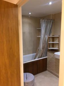 Et badeværelse på Lovely room in Modern apartment