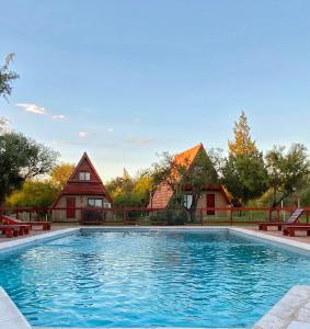 una piscina frente a una casa en Cabañas Ayres del cerro en Merlo