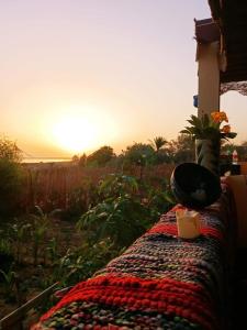 łóżko z widokiem na zachód słońca w tle w obiekcie Kayan House w mieście Tunis