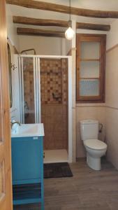 łazienka z toaletą i umywalką w obiekcie Ca la Palmira - La Vilella Baixa - Priorat w mieście La Vilella Baixa