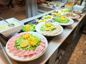 イスタンブールにあるEdition Old City Hotelのテーブルの上にたくさんの料理を並べたビュッフェ