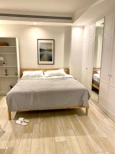Een bed of bedden in een kamer bij Lusail City Doha Qatar Love Bedroom with living room
