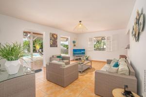 TV a/nebo společenská místnost v ubytování Villa Surelles - 3 chambres - piscine - Le Diamant