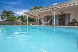 Bazén v ubytování Villa Surelles - 3 chambres - piscine - Le Diamant nebo v jeho okolí