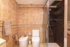 A bathroom at Apartment Terrazas La Caleta, Costa Adeje