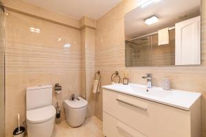 A bathroom at Apartment Terrazas La Caleta, Costa Adeje