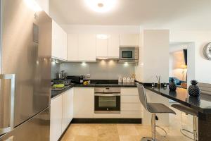 A kitchen or kitchenette at Apartment Terrazas La Caleta, Costa Adeje