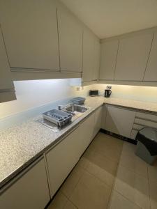 مطبخ أو مطبخ صغير في Oxford Street Apartment