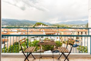 un balcon avec une table et des chaises et une vue dans l'établissement Kalamata Old City - Minimal Urban Retreat, à Kalamata