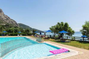 Piscina en o cerca de Villa Aliki