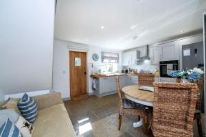 a kitchen and dining room with a table and chairs at Luxury Barn in North Scarle in North Scarle