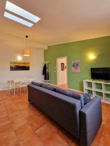 Una sala de estar con un sofá y un comedor. en LA TERRAZZA HOME, en Caserta