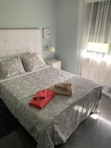 - un lit avec 2 oreillers rouges dans une chambre dans l'établissement Villa Bimba, alojamiento con piscina y barbacoa, à Caldas de Reis