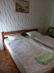 Postel nebo postele na pokoji v ubytování Apartman 2 szemèlynek
