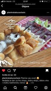 um menu para um restaurante com um prato de comida em Planinska kuća Vlašić em Vlasic