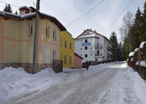 シュチトナにあるOśrodek Wypoczynkowy Pod Skałkąの雪に覆われた通り +6枚の写真