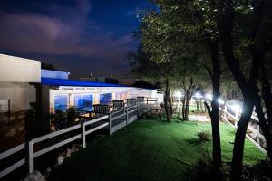 Aed väljaspool majutusasutust Villa Magnolia in Manot