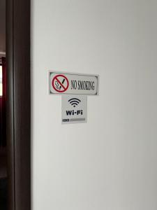 een deur met een rookverbod erop bij Apartament Otopeni in Otopeni