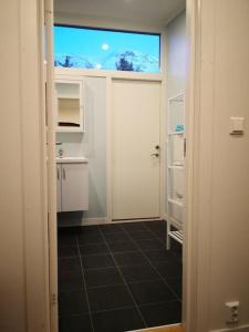 een keuken met een raam en een deur naar een kamer bij Gjestehus i Sogndal in Sogndal