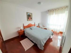 a bedroom with a bed and a wooden floor at Hospital de Cruces Barakaldo BEC Piso muy luminoso in Barakaldo