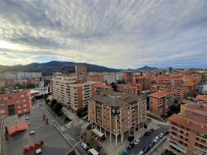 een luchtzicht op een stad met gebouwen bij Hospital de Cruces Barakaldo BEC Piso muy luminoso in Barakaldo