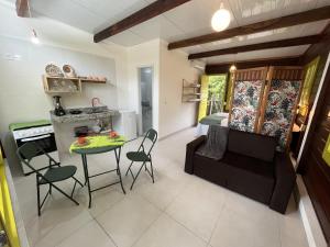 un salon avec un canapé et une table dans l'établissement Chalés Mata da Praia Corumbau, à Corumbau