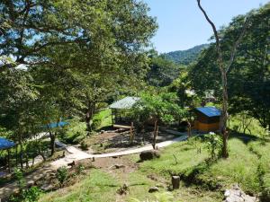 een uitzicht op een hut in een bos bij Finca Colibri écolodges en nature Costa Rica in Cabo Blanco